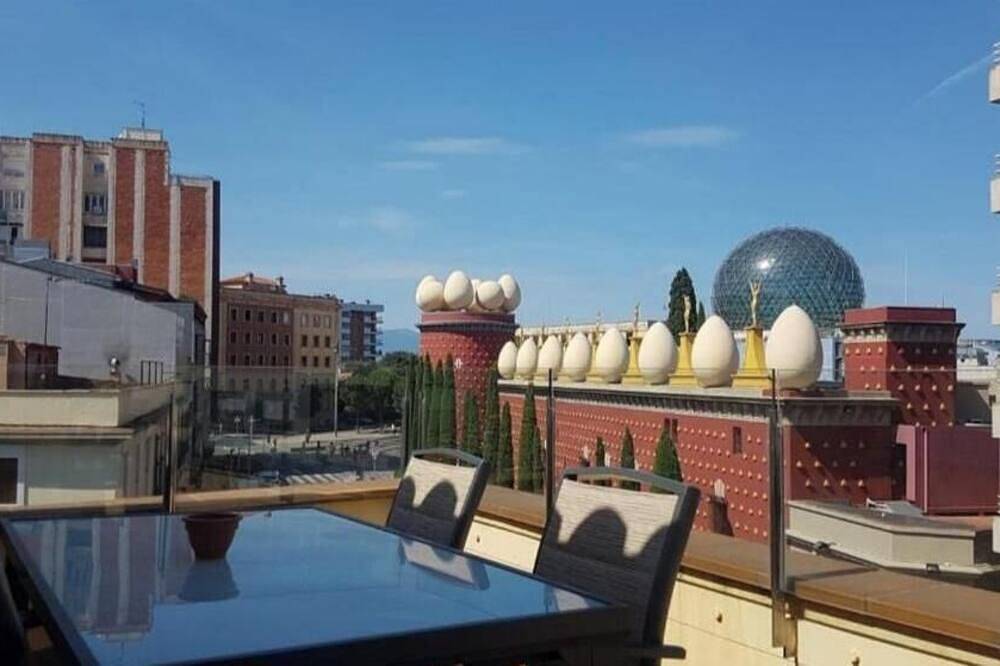 Geheel appartement, Penthouse overlooking the Dali Museum - Serena Stays in Figueres, Upper Empordà
