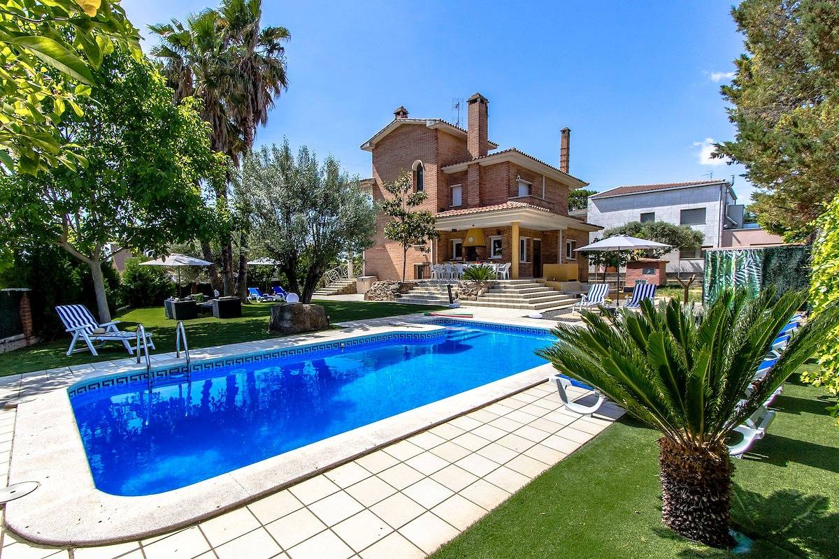 Villa, jardín, piscina y billar cerca de Barcelona in Senmanat, Interior de Barcelona
