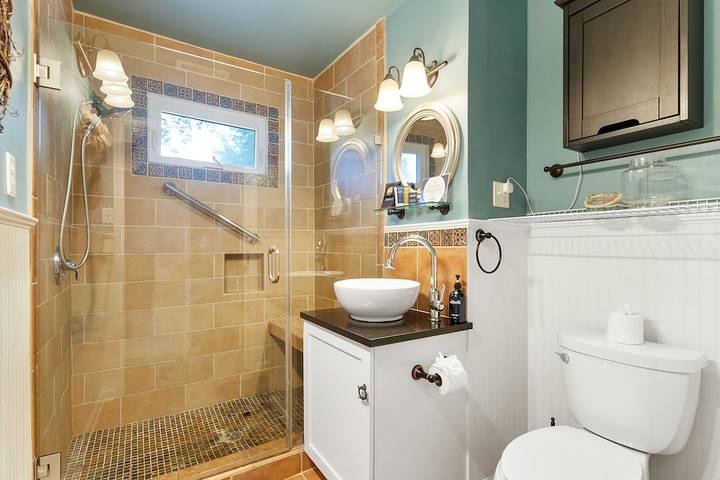 Vacation rental for 8 people, with yard and balcony as well as pool in Mount Pleasant