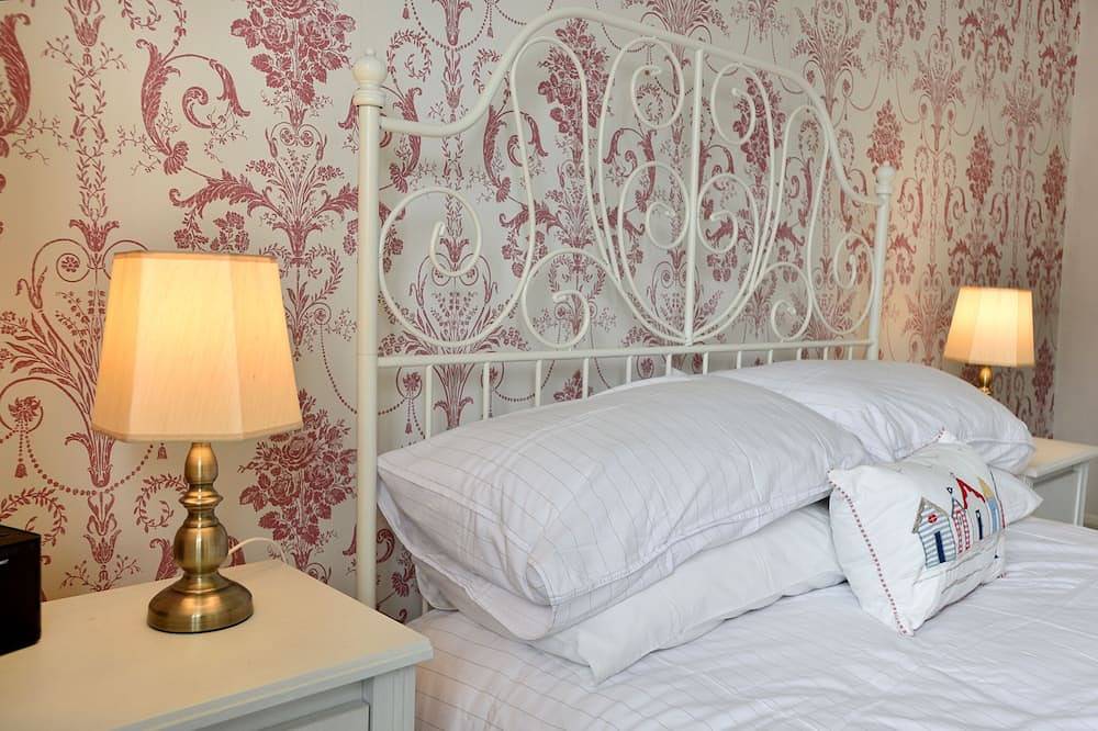 Cornish Pearl. Spacious three bedroom cottage 400 yards to the beach inc parking in St. Ives, Cornwall