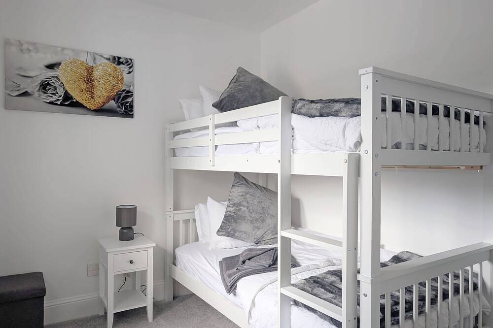 A cottage that sleeps 8 guests  in 4 bedrooms in Hayling Island, Havant