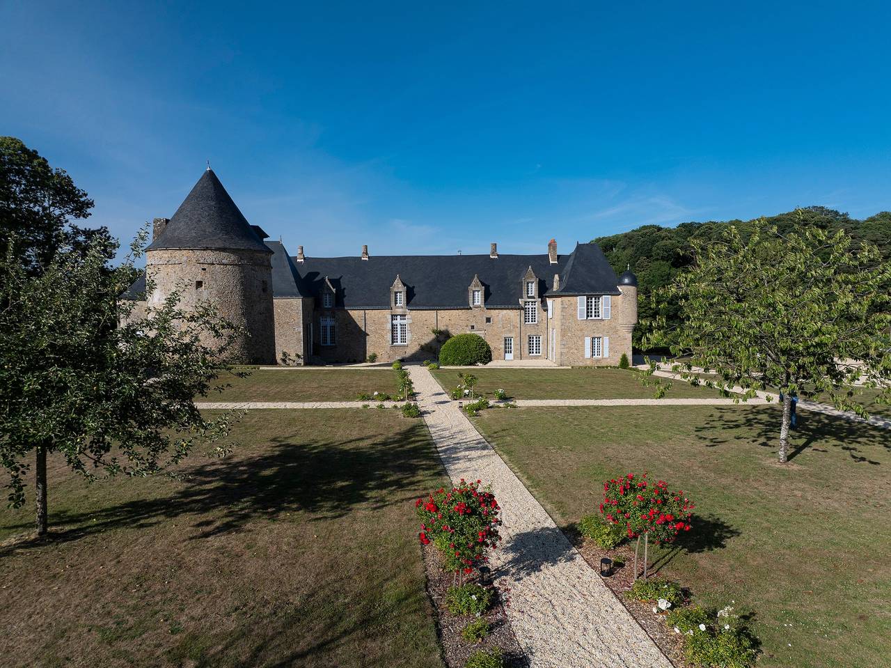 Château de Marigny - Piscine Privée, 8000m2 Jardin in Alexain, Mayenne
