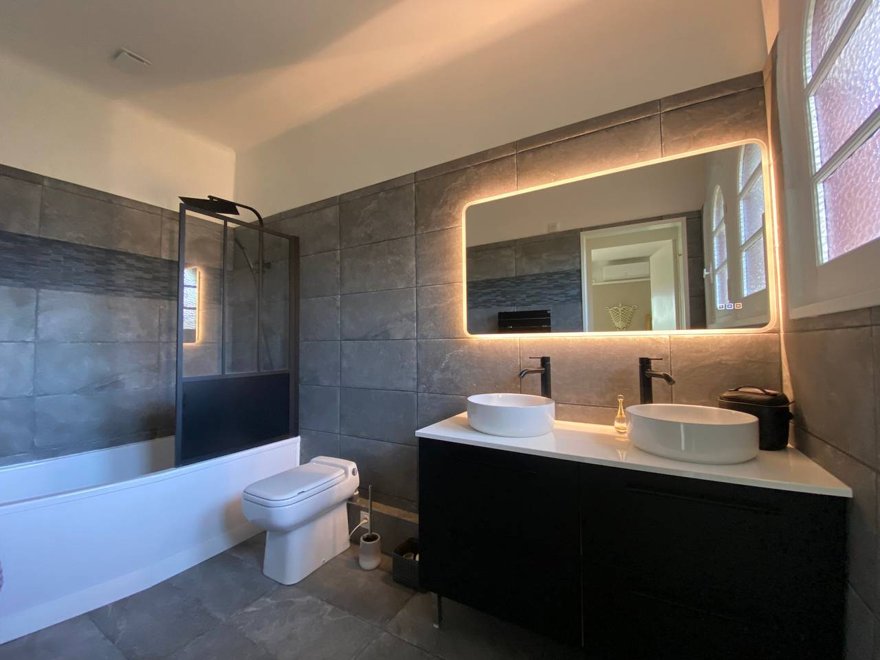 Luxury 5-Bed Villa with Indoor Pool near Arcachon Beach and Shops in Arcachon, Arcachon region