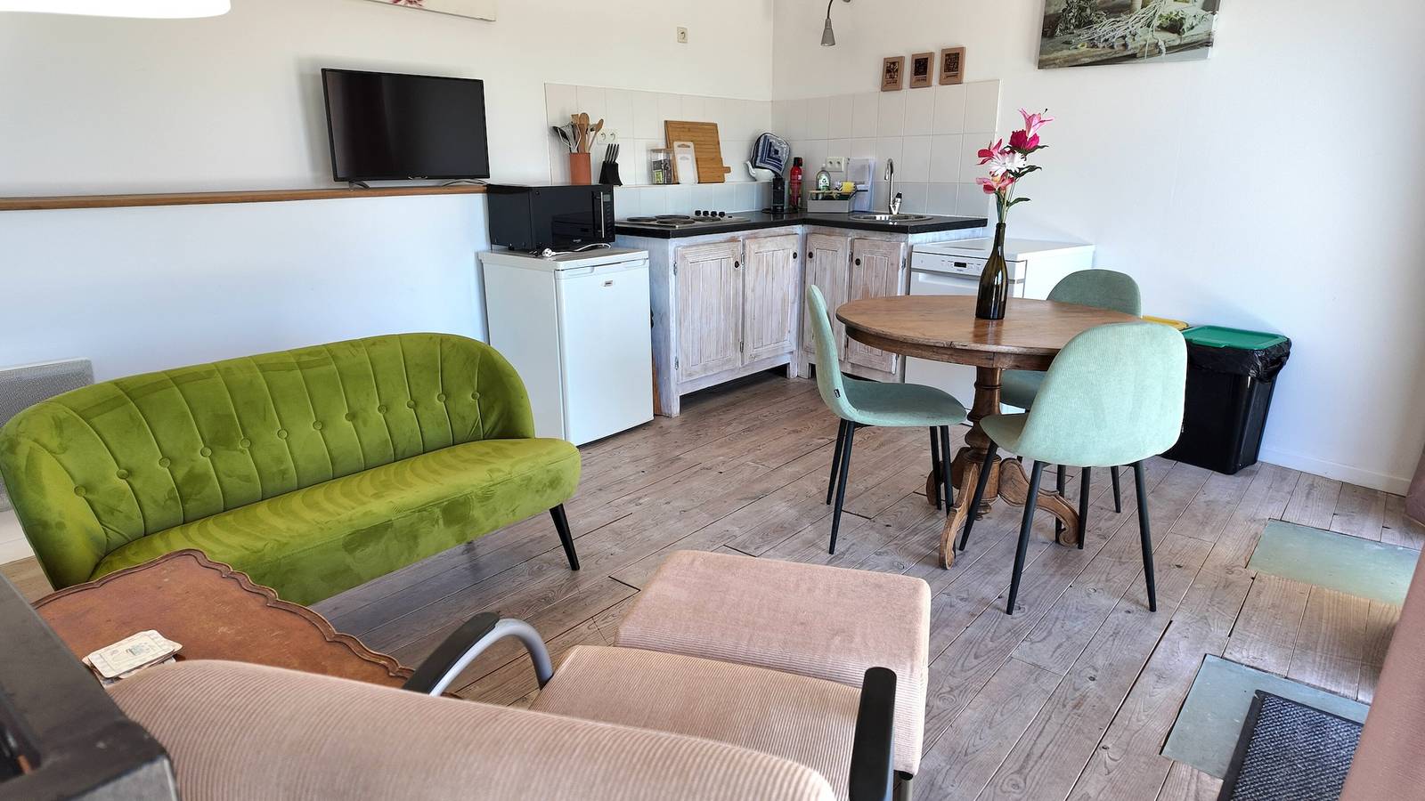 Vakantiehuis 'Domaine De Bellac - La Belle Vue' met gedeeld zwembad, privéterras en wifi in Roussines, Regionaal Natuurpark van de Perigord-Limousin