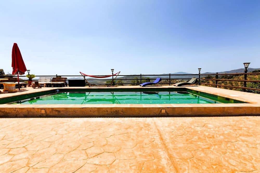 Rural house with swimming pool and barbecue in Riogordo, Málaga Province
