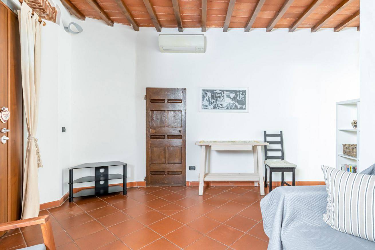 Entire apartment, Guesthost - Settignano Quiet Apartment with Private Parking in Florence, Florence Province