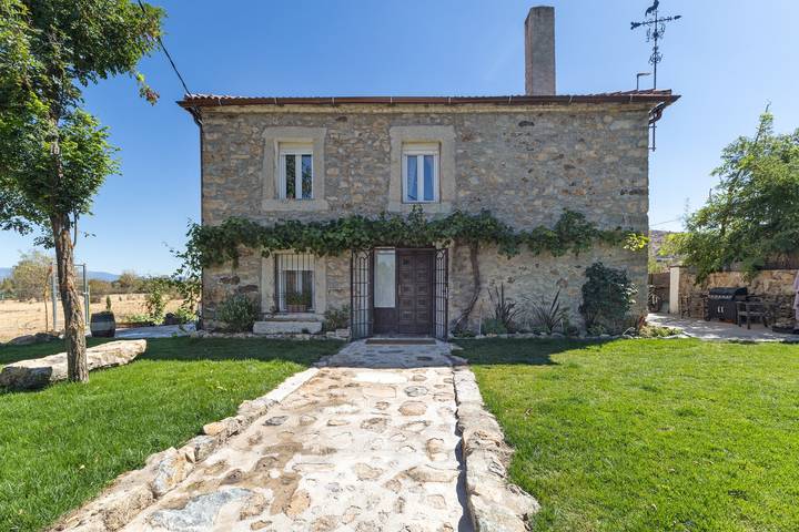 Apartamento para 10 personas, con Jardín en Gargantilla del Lozoya y Pinilla de Buitrago