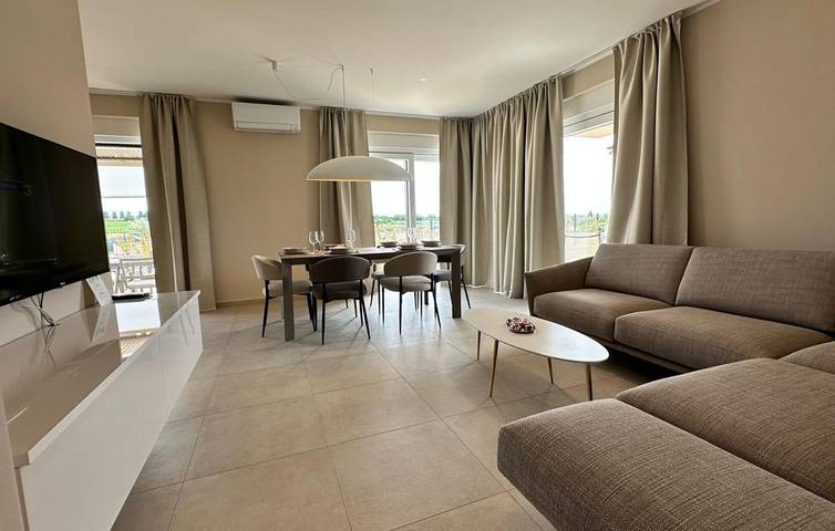 Ferienwohnung für 4 Personen, mit Balkon und Whirlpool sowie Terrasse und Garten in Novigrad