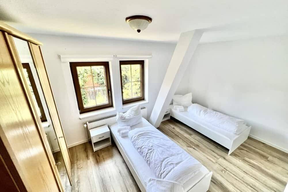 Modernized half-timbered house for 12 guests in Wolfsburgo, Región de Brunswick