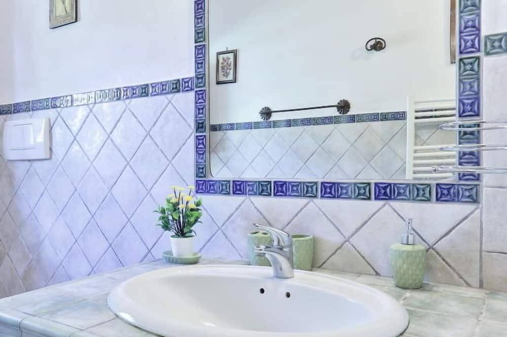 Farmhouse with beautiful pool and jacuzzi, panoramic location in chianti in Castellina in Chianti, Chianti