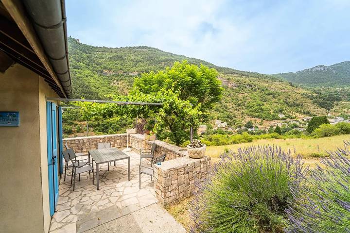 Gîte pour 6 personnes, avec piscine et terrasse, animaux acceptés à Les Vignes