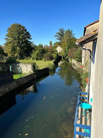 Gîte pour 8 personnes, avec jardin et vue à Aigre