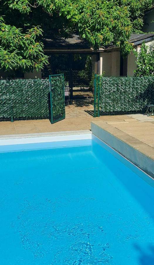 Chalet pour 3 personnes, avec terrasse ainsi que piscine et vue
