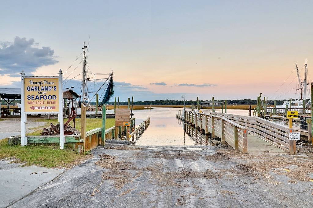 Gemütliches Haus am Wasser! 2Br / 2Ba Großes überdachtes Deck * Angelsteg * Schwimmsteg in Brunswick County