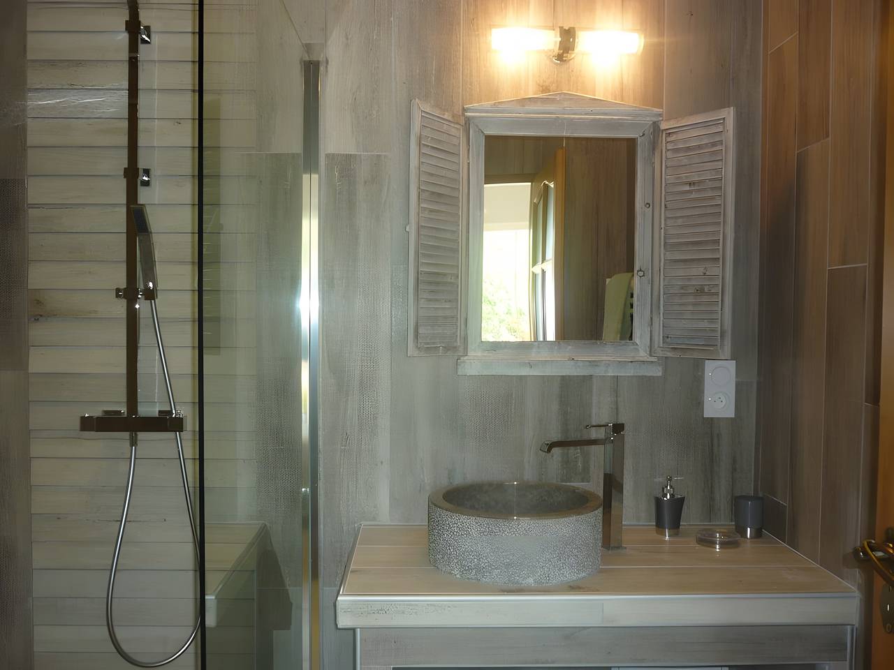 Chambre 'Jean Giono', La Bastide des Mereuilles avec terrasse privée, Wi-Fi et climatisation in Orange, Vaucluse