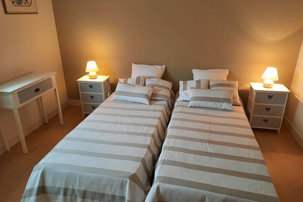 Appartement entier, Appartement de plain pied  2 personnes , mitoyen aux propriétaires, 300 m  mer in Loctudy, Côte de Cornouaille