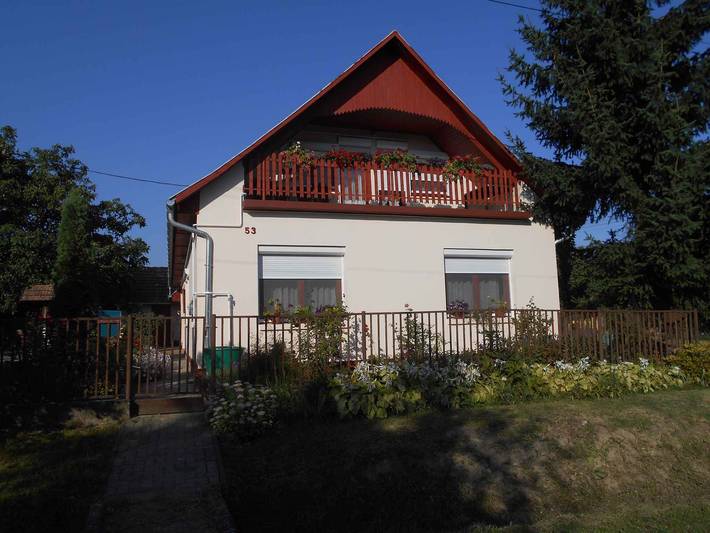 Ferienwohnung für 5 Personen, mit Balkon und Garten in Balatonbereny