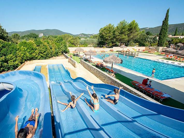 Camping pour 4 personnes, avec Bassin pour enfant dans le Luberon