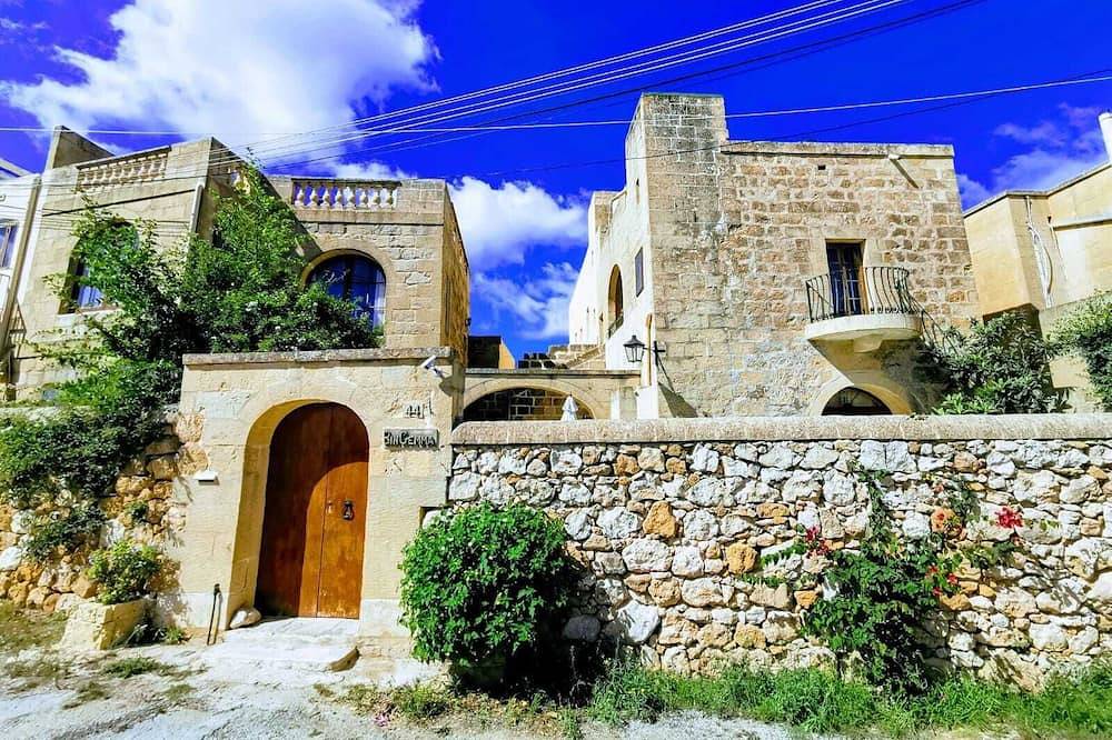Romantisches Landhaus, 9 Pers., 4 Schlafzimmer, privater Pool, Meerblick, Wifi in Nadur, Gozo