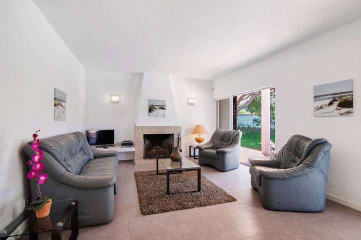 Villa 'Lynn - Quadradinhos' with Private Pool, Terrace, and Wi-Fi in Vale do Lobo, Almancil