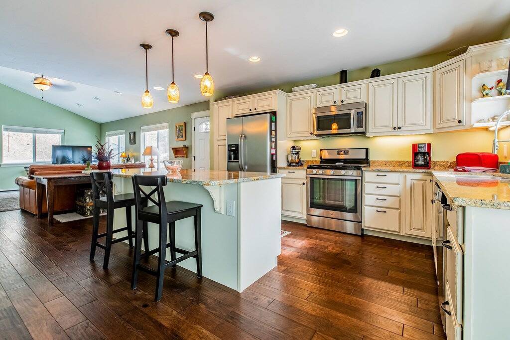 Uriges, zweistöckiges Haus mit voll ausgestatteter Küche, möblierter Terrasse und eingezäuntem Garten in Woods Bay, Flathead Nationalwald