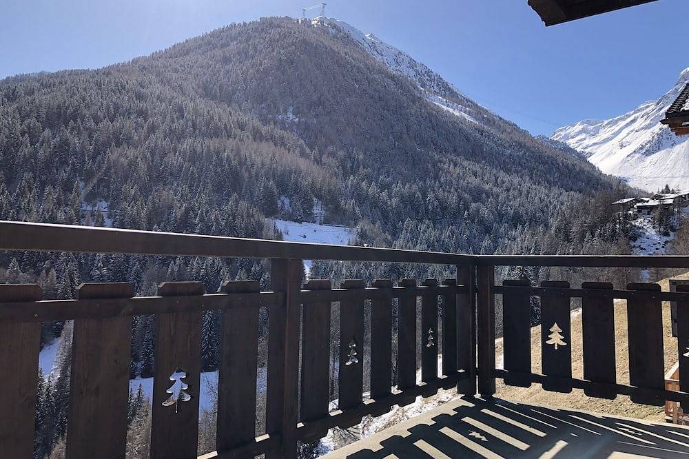 Very comfortable chalet on 3 levels for 7 to 10 people, living room with fireplace, kitchen area wit in Grimentz, Anniviers