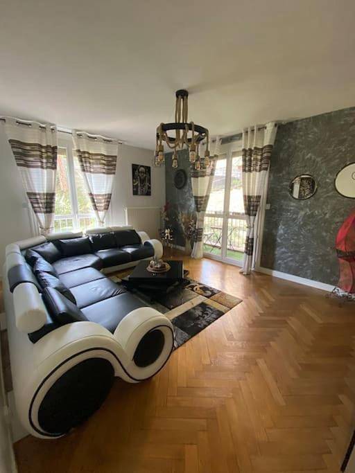 Appartement entier, Three-Bedroom Apartment in La Mulatière, Lyon et ses environs