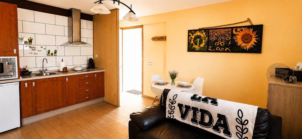Entire apartment, Apartment 'El Guardaviñas Periquita' with Mountain View, Shared Terrace and Wi-Fi in Ábalos, La Rioja Province