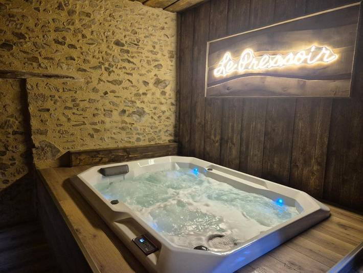 Gîte pour 8 personnes, avec jardin ainsi que terrasse et jacuzzi à Saint-Paul-en-Pareds
