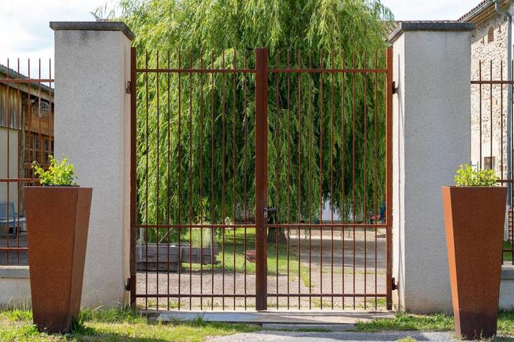 Location de vacances pour 6 personnes, avec Terrasse ainsi que Jardin et Vue à Saint-Genest-de-Contest