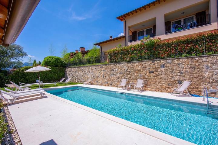 Appartamento vacanze per 6 persone, con piscina e terrazza nonché vista lago, adatto a famiglie con bambini - 1