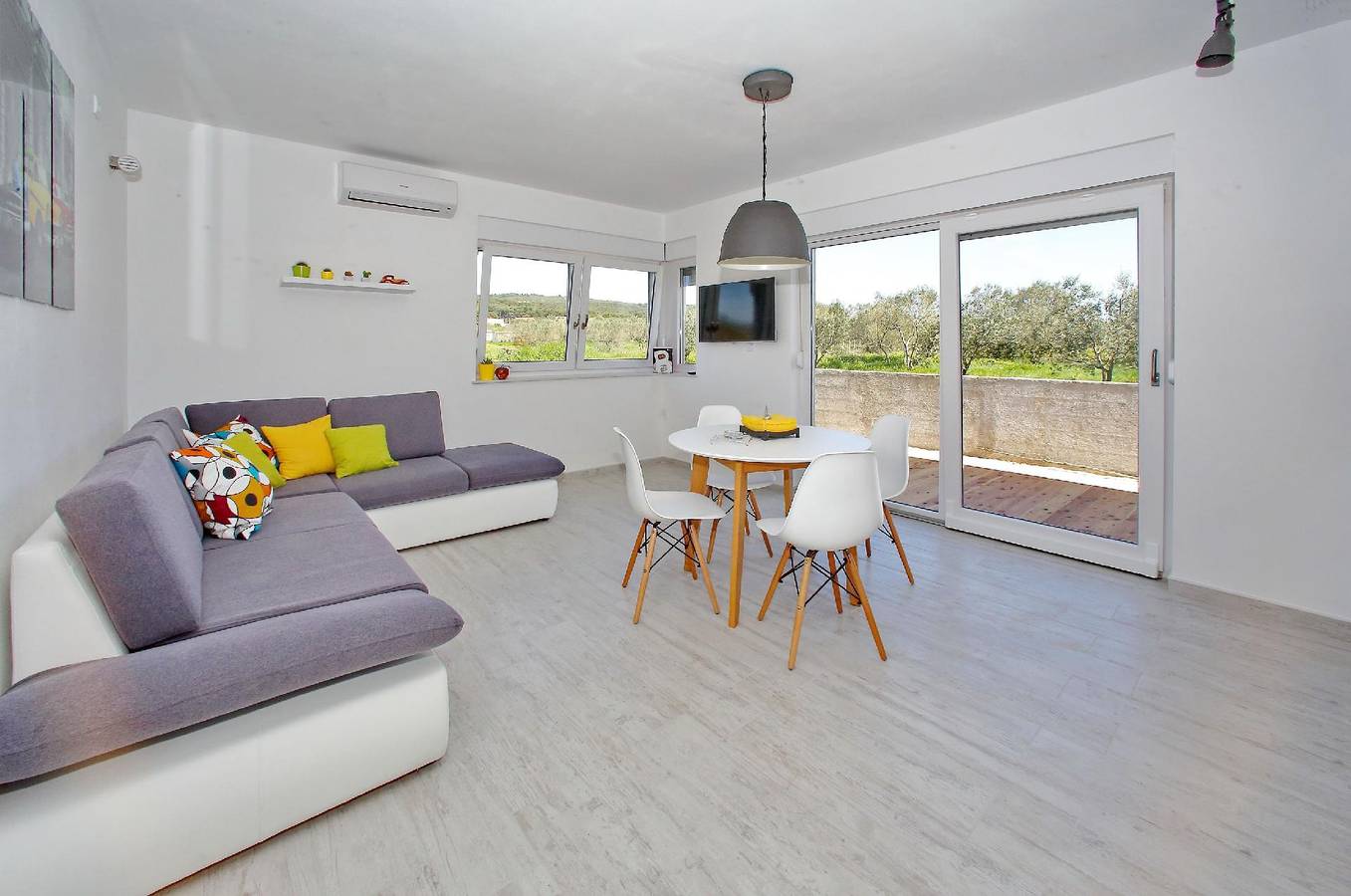 Ganze Ferienwohnung, Große Wohnung in Bibinje mit Möblierter Terrasse in Bibinje, Zadar