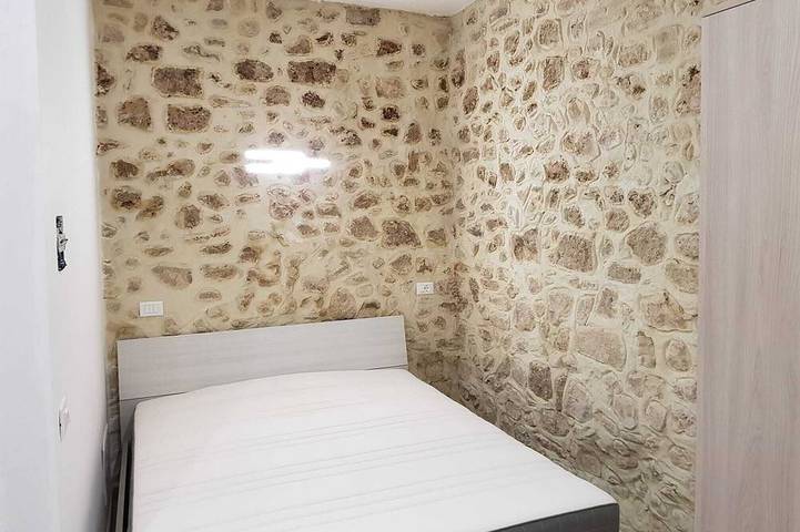 Appartement entier, Newly renovated furnished studio apartment in the Center of funds Lt in Fondi, Province de Latina