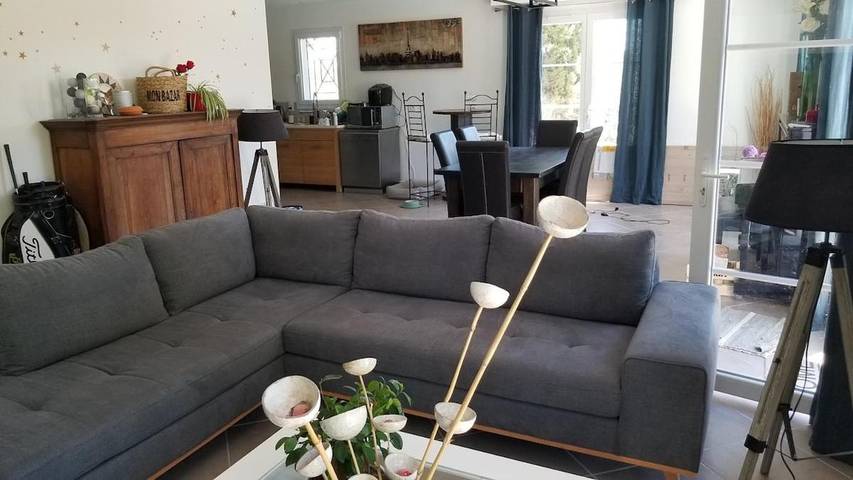 Location de vacances pour 8 personnes, avec piscine et terrasse à Cournonsec