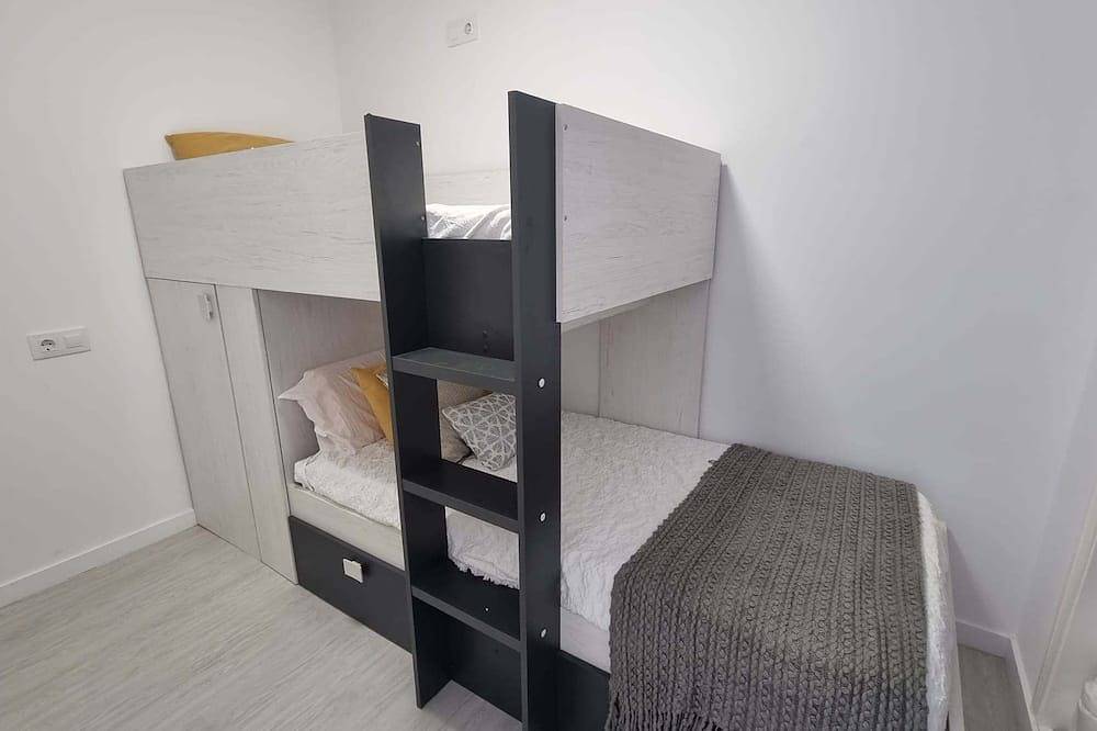 Entire apartment, Seaside Apartment Sleeps 6 with Balcony in Vilagarcía, Vilagarcía de Arousa