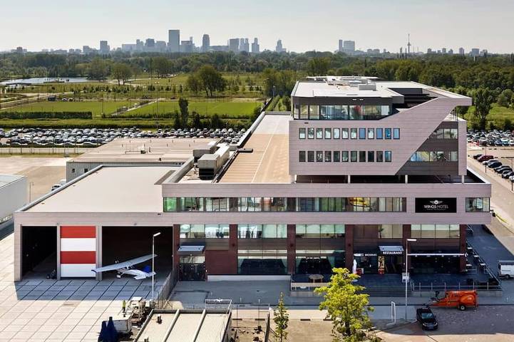 Great Location for Flyers – Walk to the Airport, Relax in Style! Onsite Dining in Róterdam, Holanda Sur