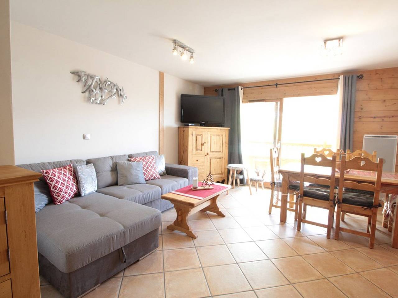 Entire apartment, Cozy 4-Room Apartment, Sleeps 8, Garage, Near Village Center & Ski Lifts in Les Carroz, Arâches-la-Frasse