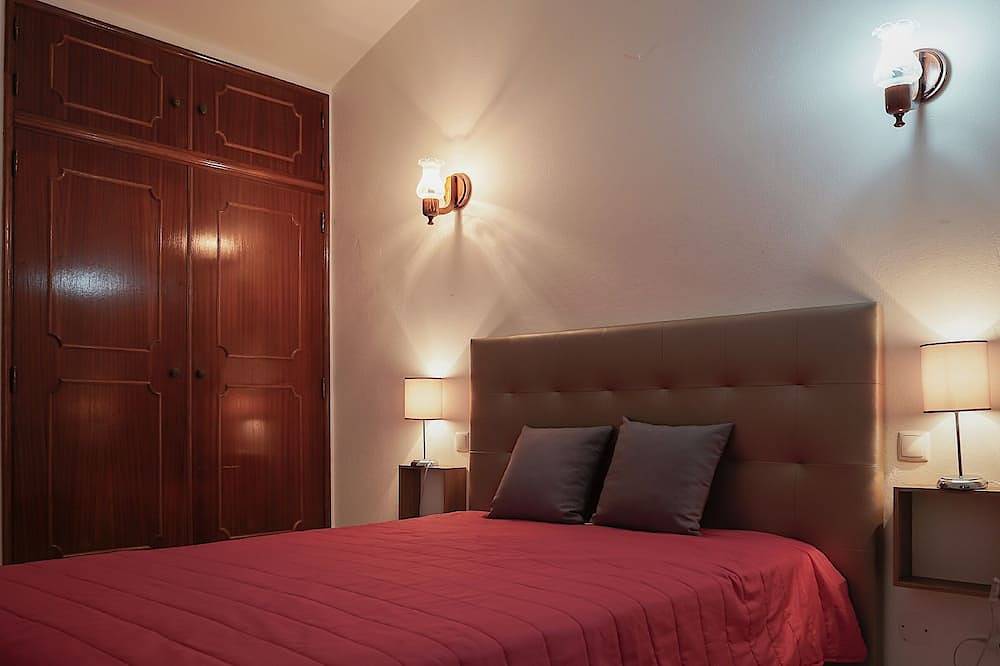 Quentao White Villa, Wifi, Ac, Pool in Quarteira, Distrito de Faro