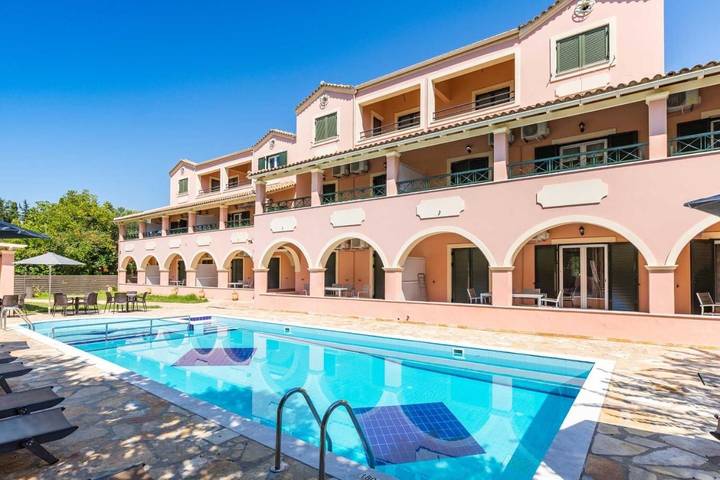 Appart’hôtel pour 8 personnes, avec piscine ainsi que vue et jardin, animaux acceptés