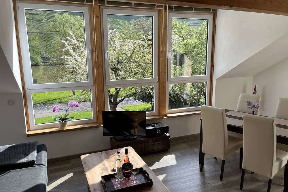 Ganze Wohnung, Komfortable Ferienwohnung,dazu ein Balkon mit faszinierenden Moselblick in Wolf, Traben-Trarbach