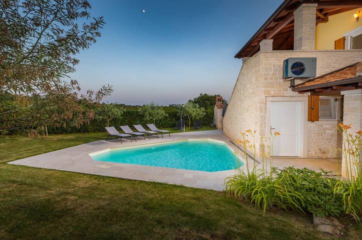 Villa für 8 Personen, mit Balkon/Terrasse und Garten sowie Pool in Porec und Umgebung - 2