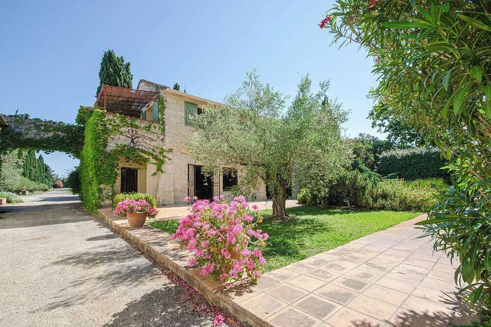 Entire apartment, Camoin - Mezzanine studio with terrace and park view in Fourques, Nimes region