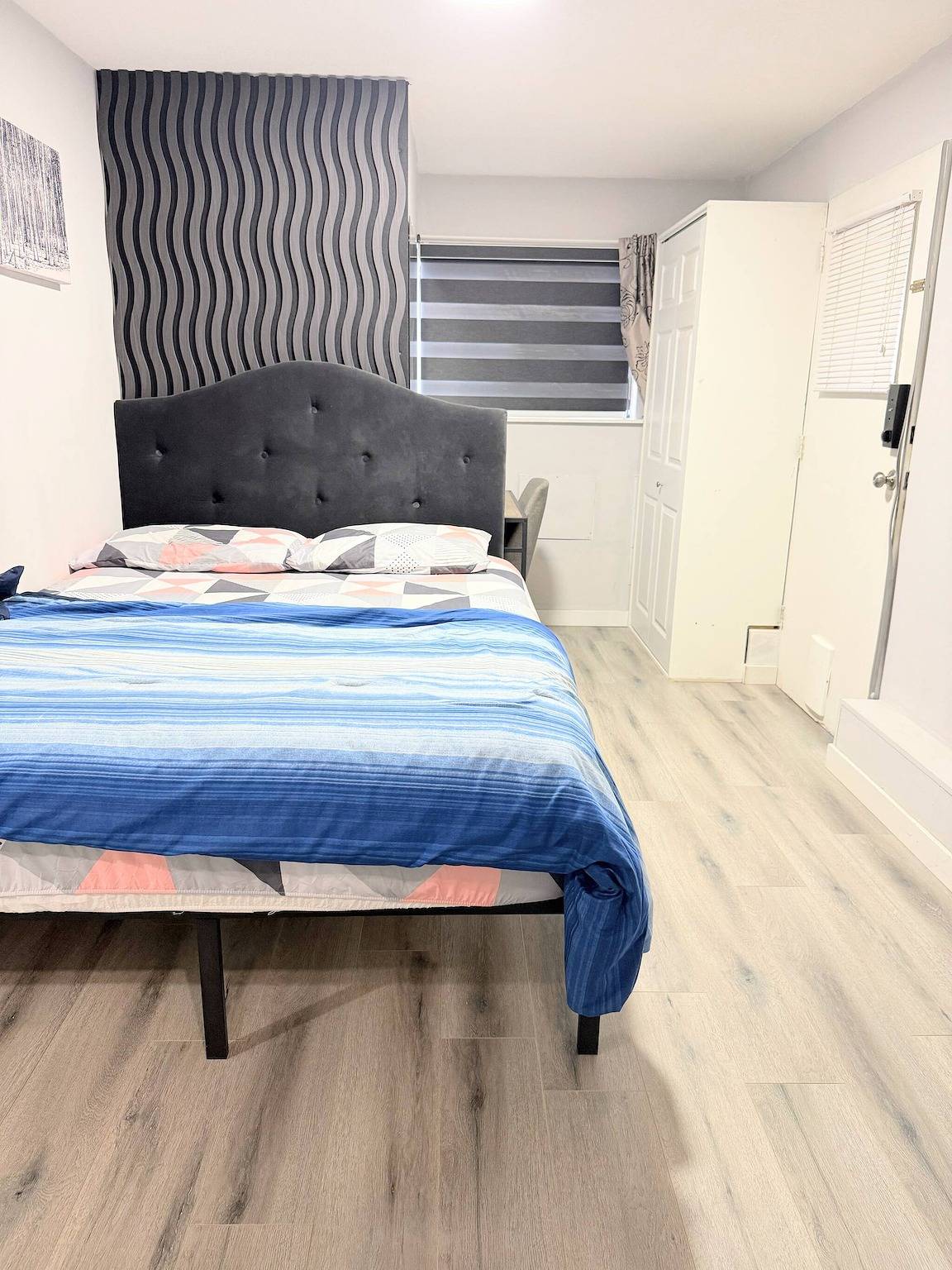 Estudio moderno con baño privado, entrada propia, registro de entrada autoflexible in Δ, Columbia Británica