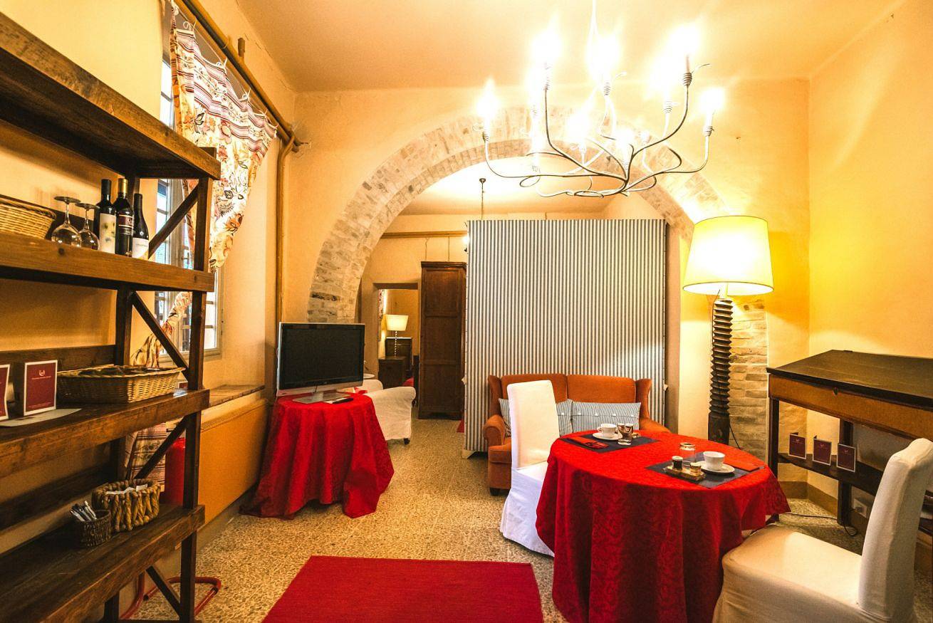 Appartement entier, Archivio. Peach-pink loft with a large arch from the 1400s: living inside history. 7 km from beautiful sea beaches.        in Fermo (Village), Fermo
