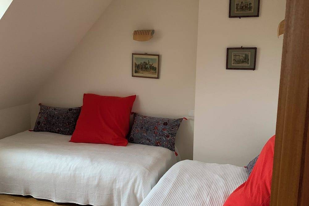 Small cottage in Réville near the sea, ideal for a family with two children in Réville, Cherbourg und Umgebung