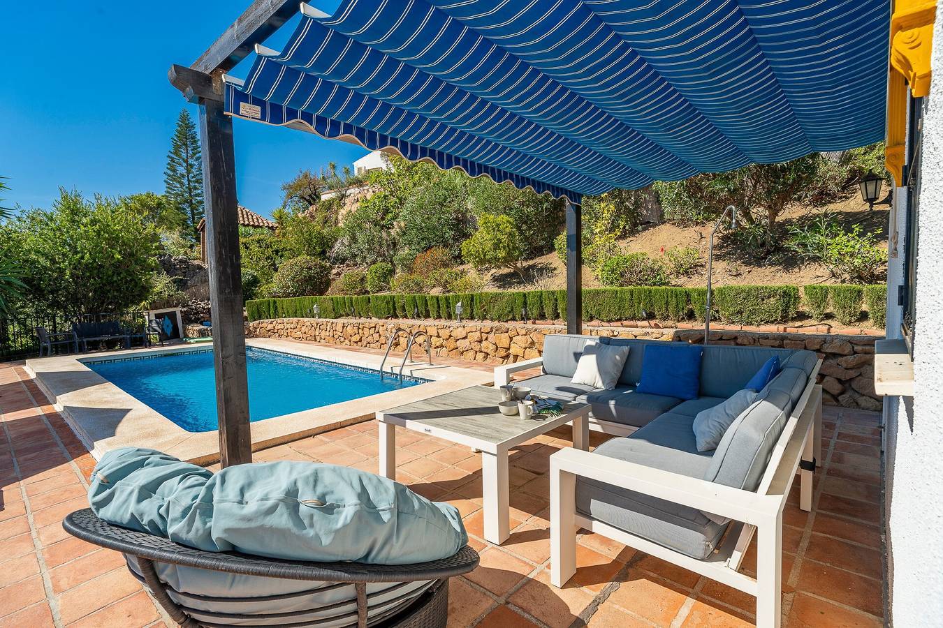 Villa Maroma con vistas a la montaña, piscina, jardín y Wi-Fi in Viñuela, Provincia de Málaga