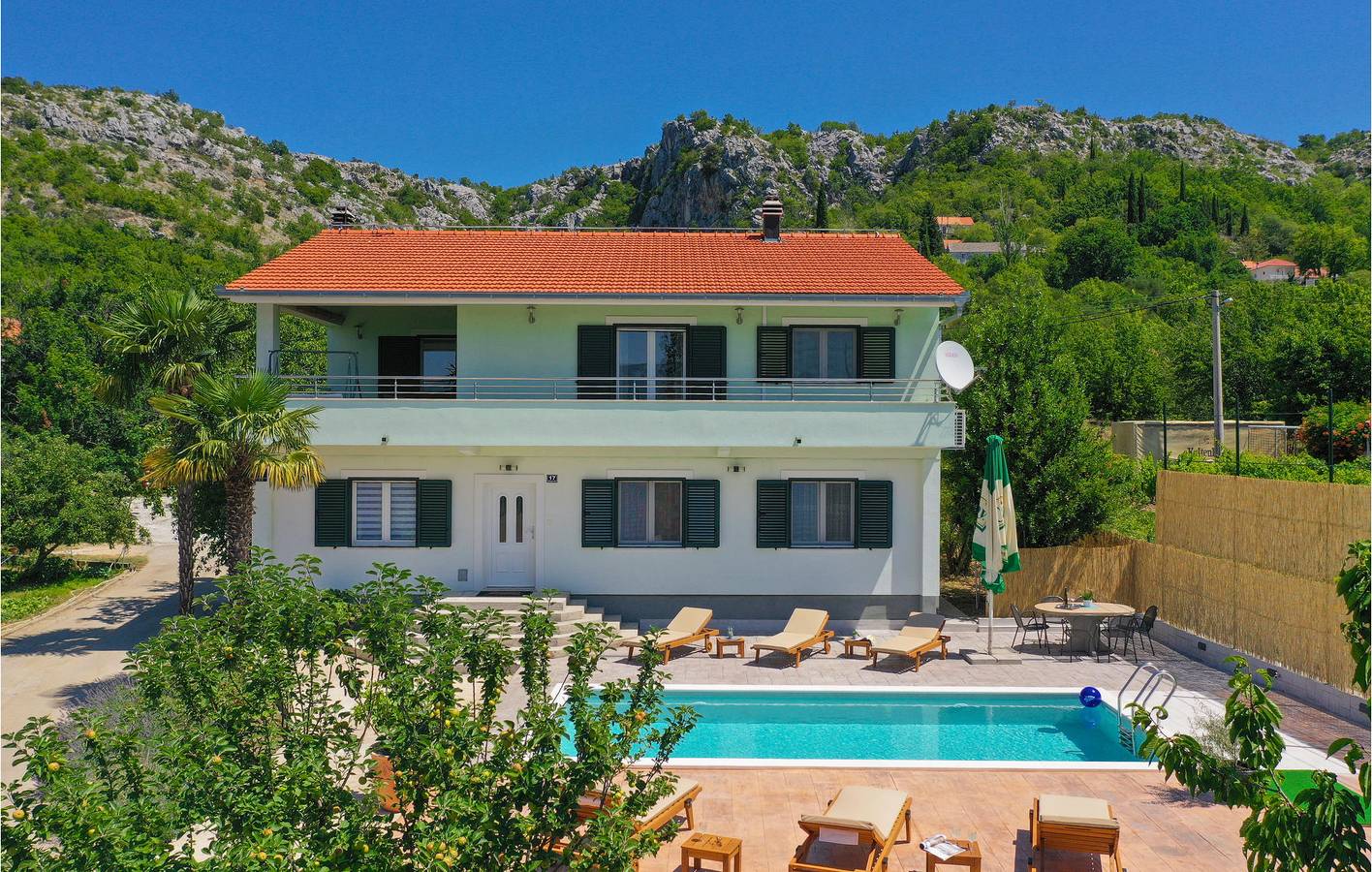 Geheel vakantieappartement, Vakantieappartement voor 6 personen met terras in Dalmatian Zagora