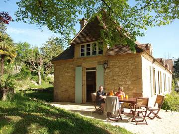 Gîte pour 4 personnes, avec terrasse ainsi que jardin et piscine à Peyzac-le-Moustier