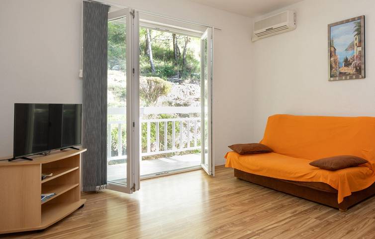 Ganze Ferienwohnung, Terrassen-Apartment am Strand mit WiFi und Parkplatz. in Lokva Rogoznica, Omis-Riviera