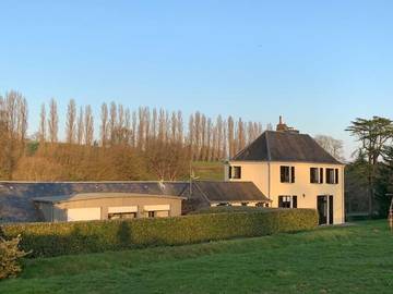 Gîte pour 4 personnes, avec vue ainsi que terrasse et piscine à Rouillon